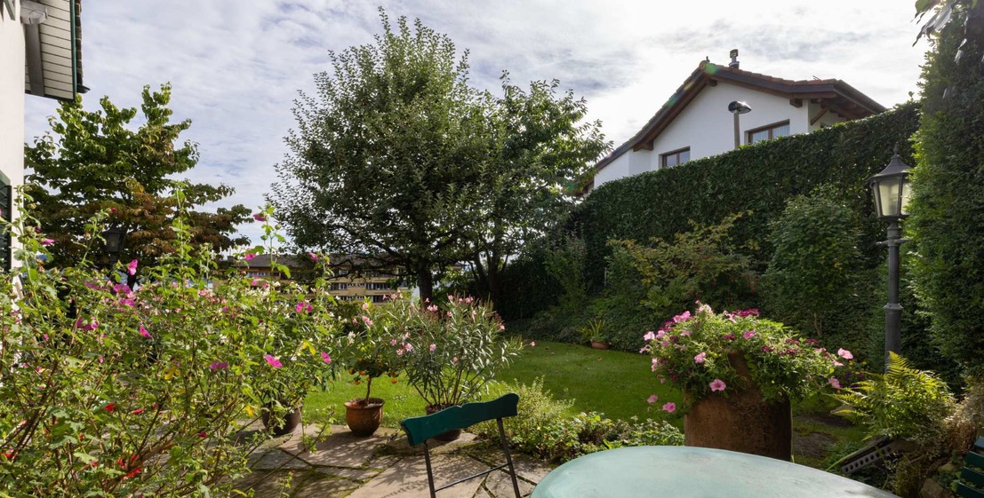 Garten mit Sitzplatz und Rasen
