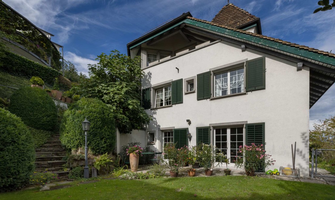 Gartenfassade mit Treppe und Sitzplatz
