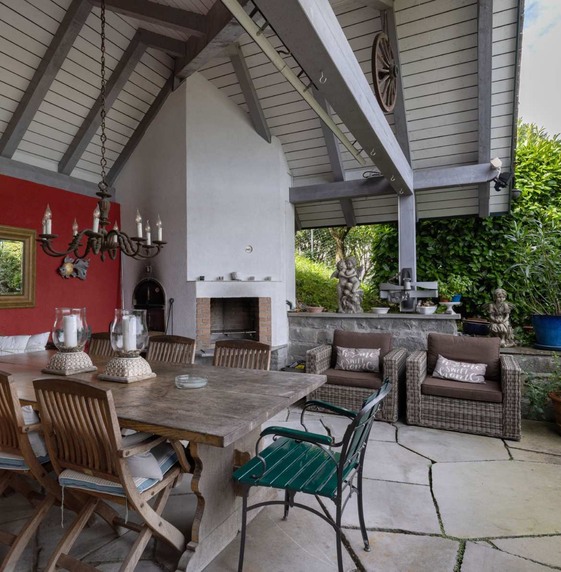 Pergola mit Feuerstelle und Esstisch