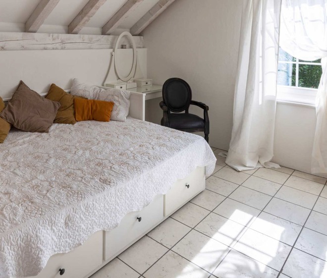 Schlafzimmer unter der Dachschräge