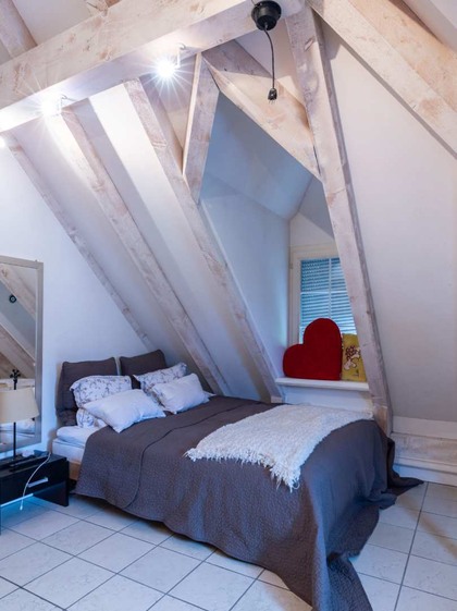 Schlafzimmer mit sichtbarem Gebälk